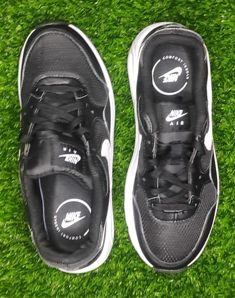 Nike Air Max SC de color negro con blanco